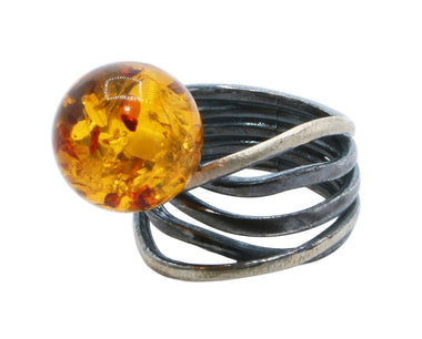 Gewickelter Ring aus dunklem 925 Silber Bernsteinkugel in Cognacfarbe
