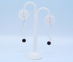 Zierliche Geo-Bernstein Ohrringe Ohrhänger mit Kugel in Kirschfarbe