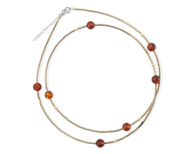 Lange zierliche Bernstein Kette mit Hämatitperlen und Bernstein in Cognacfarbe