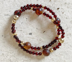 Doppelumwickeltes Armband mit Bernstein in Kirschfarbe und vergoldeten Silberkugeln