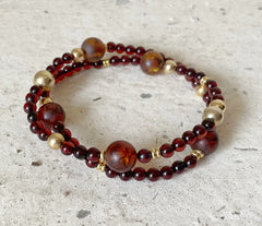 Doppelumwickeltes Armband mit Bernstein in Kirschfarbe und vergoldeten Silberkugeln