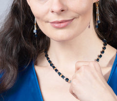 Elegantes Collier mit vergoldetem und rhodiniertem 925 Silber mit blauen Bernstein-Cubes