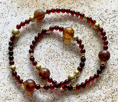 Doppelumwickeltes Armband mit Bernstein in Kirschfarbe und vergoldeten Silberkugeln