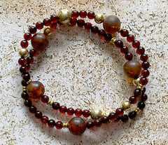 Doppelumwickeltes Armband mit Bernstein in Kirschfarbe und vergoldeten Silberkugeln