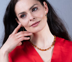 Elegantes Bernstein-Cube Collier aus vergoldeten 925 Silber Dreiecken