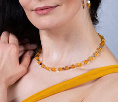 Elegantes Bernstein-Cube Collier mit Dreiecken aus vergoldetem 925 Silber