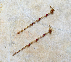 Lange vergoldete 925 Silber Ohrringe mit roten Granaten