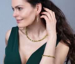 Elegantes Armband mit grünen Bernstein-Cubes und vergoldeten 925 Silber Dreiecken