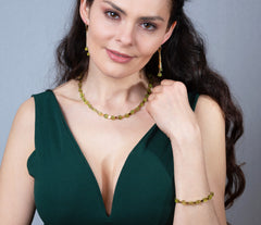 Elegantes Armband mit grünen Bernstein-Cubes und vergoldeten 925 Silber Dreiecken