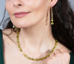 Elegante Klappbrisuren mit vergoldeten 925 Silber Dreiecken und grünem Bernstein