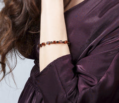 Elegantes Armband mit Kirschfarbigen Bernstein-Cubes und Roségold 925 Silber Dreiecken