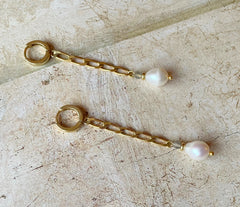 Lange Klappbrisuren mit vergoldetem 925 Silber und weißen Zuchtperlen