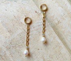 Lange Klappbrisuren mit vergoldetem 925 Silber und weißen Zuchtperlen