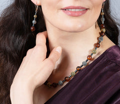 Schwarzes Bernstein Collier mit glitzernden Zirkonen und Hämatit