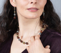 Schwarzes Bernstein Collier mit glitzernden Zirkonen und Hämatit